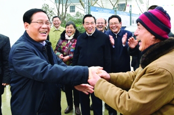 2月3日，春節(jié)后上班第一天，省委書記李強(qiáng)來(lái)我市基層走訪調(diào)研，看望鹽城“6.23”特大龍卷風(fēng)冰雹災(zāi)害受災(zāi)群眾。.jpg